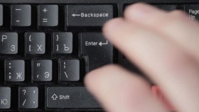 在电脑键盘上打字，然后按回车键。以电子方式输入数据，宏