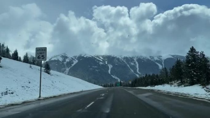 在春季晚雪延时视频系列中，I 70号州际公路东行通过落基山脉韦尔山口向西行驶