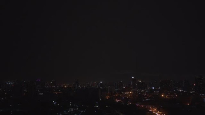 城市上空的多次雷暴袭击