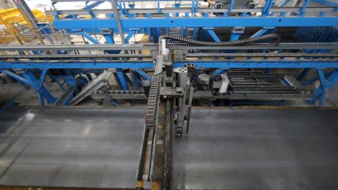 在现代预制混凝土生产工厂中运行的绘图仪机器人的视频