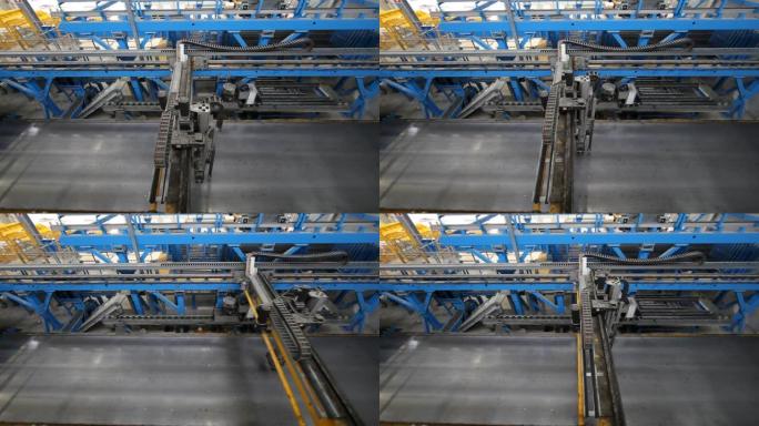 在现代预制混凝土生产工厂中运行的绘图仪机器人的视频