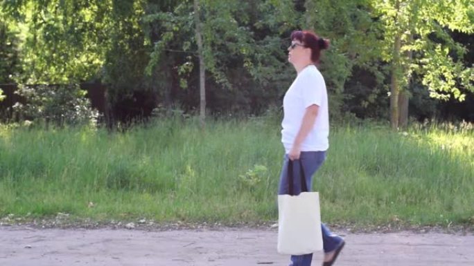 成熟的成年女性和一个白色的手提袋