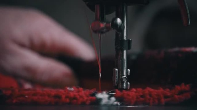 缝纫机的针和脚穿透织物特写
