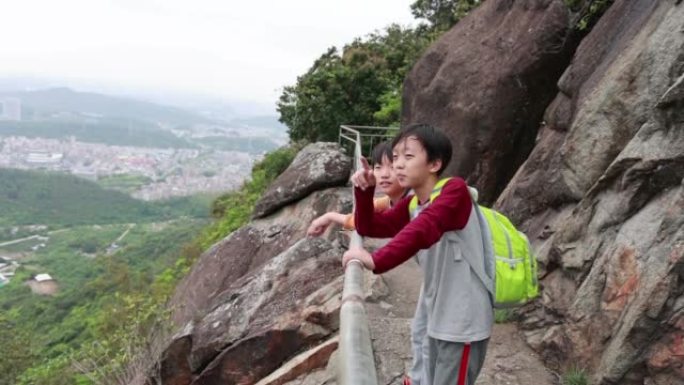 亚洲儿童在山上徒步旅行