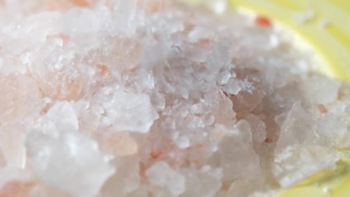桌子上碗里的粉红色岩盐特写