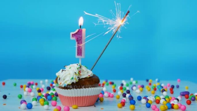 祝一岁的孩子生日快乐，生日蛋糕上有蜡烛和蓝色的背景装饰。本空间