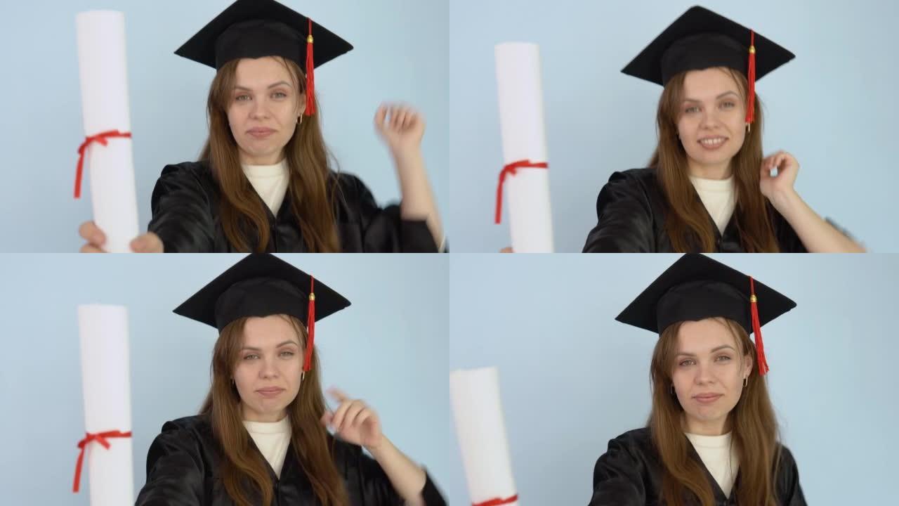 穿着黑色长袍和硕士帽子的年轻高加索女学生以直立的姿势举起了高等教育文凭。大学毕业生拿着文凭跳舞。白色