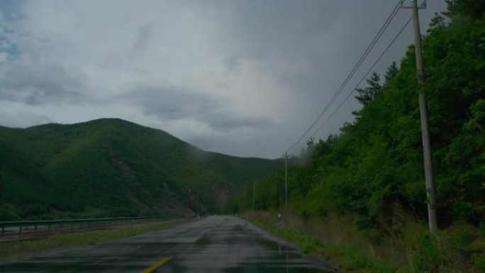 在雨中开车行驶车窗外汽车第一视角