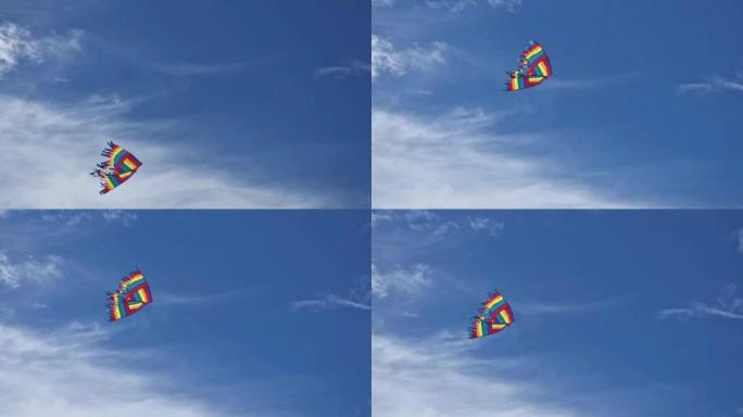 风筝和蓝天。彩色高飞玩具。空中风筝在风云上飞翔。彩虹玩具。