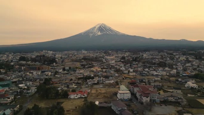 富士山城市景观的空中手推车