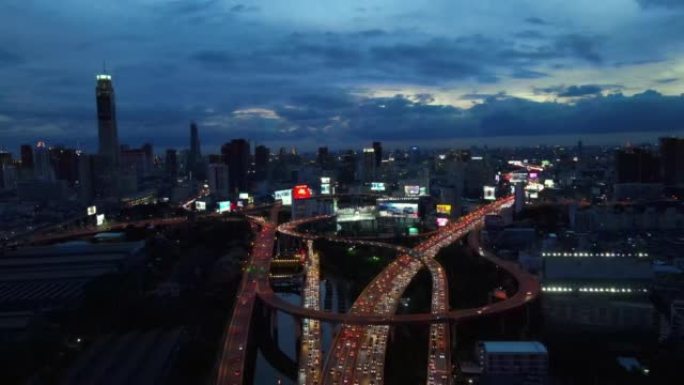 高速公路交界处的夜间交通，空中延时视频