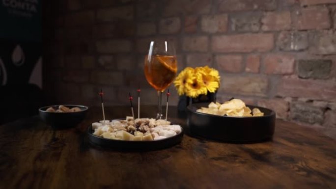 传统意大利开胃酒配奶酪、坚果和喷酒