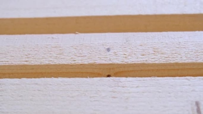 锯板位于彼此平行的地板上，用于干燥。准备在农村房屋中安装环保木地板。锯木厂的木材