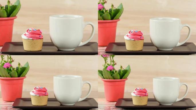 迷你派的特写镜头，配以Sablee糕点和鲜奶油浇头，旁边是一杯咖啡 (侧视图)。