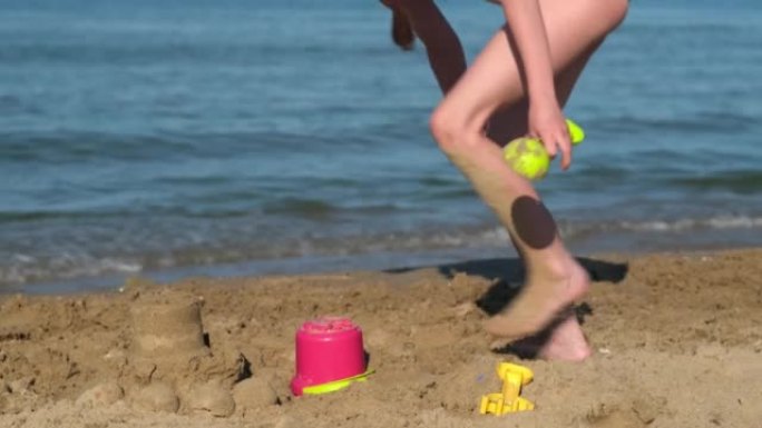 在热带海滩上玩耍的孩子。小女孩在夏季家庭度假时在海上玩耍
