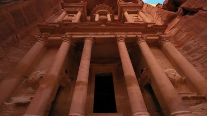 佩特拉的财政部，联合国教科文组织的历史遗产，雕刻在砂岩在约旦正面和向上的盘。著名的印第安纳琼斯最后的