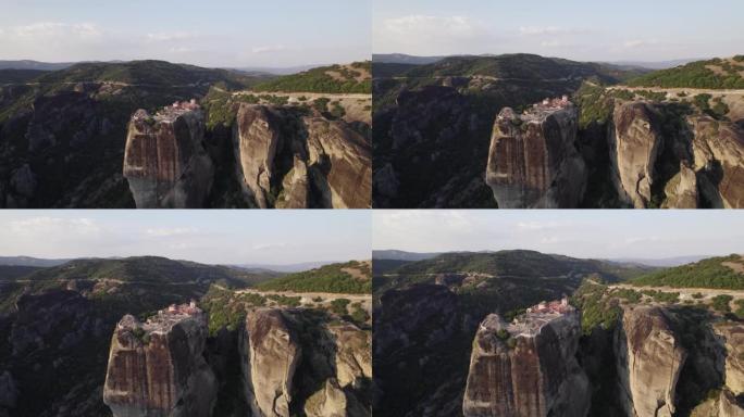向希腊迈泰奥拉综合大楼圣三一修道院空中飞行。站在岩石悬崖高处