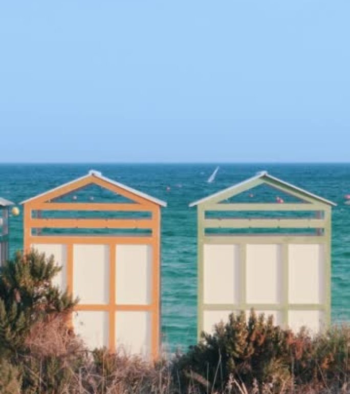 布拉瓦海岸萨加罗著名的海滩小屋和桑特波尔剧院。西班牙。地中海