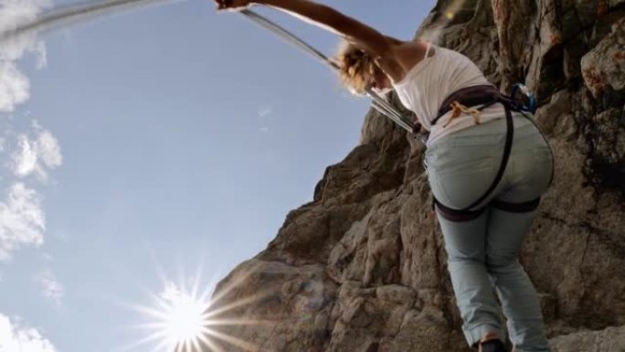 年轻女子在阿尔卑斯山降岩面。攀登冒险