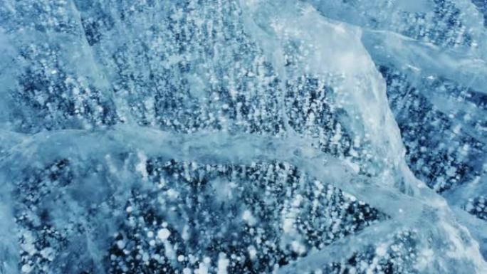 贝加尔湖上的蓝冰和冰冻气泡