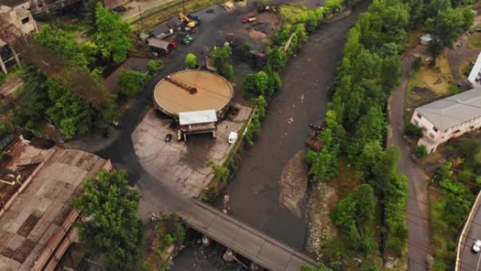 倾斜空中视野铲斗，在Chiatura采矿中心的电缆上承载地雷载荷。佐治亚州