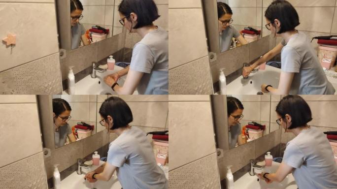 女人在浴室洗手