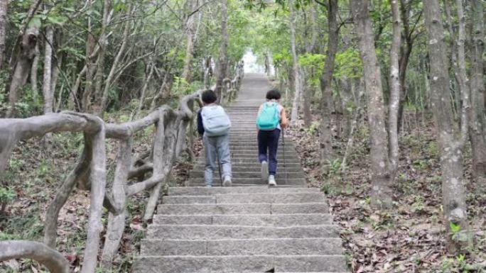 亚洲儿童在山上徒步旅行