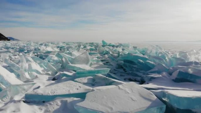 冬季景观。驼峰，冰冻的贝加尔湖岸边的蓝色透明冰块。