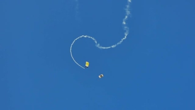 天空中的两个降落伞
