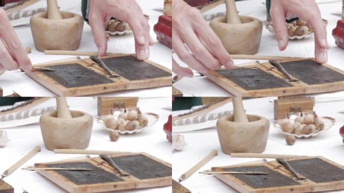 手准备木炭写在书上