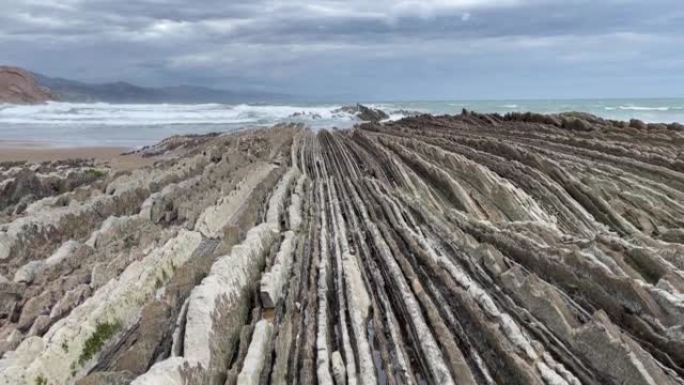 祖马亚海滩的尖锐石灰岩岩层