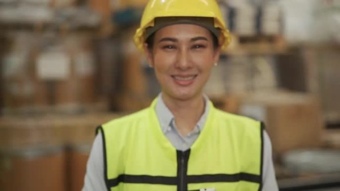 在仓库工作的亚洲工人的肖像