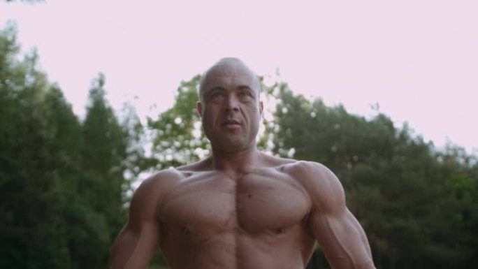 男人看着相机男人看着相机