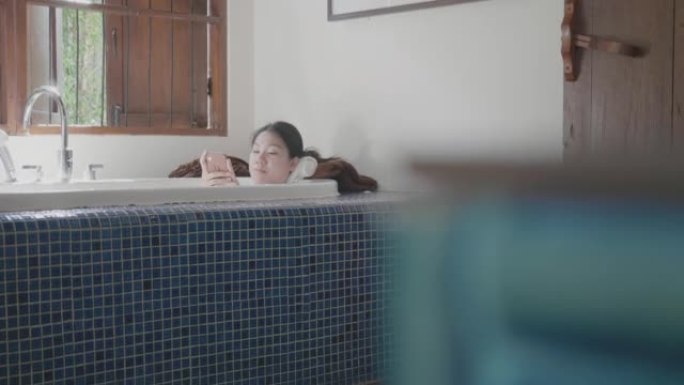 东南亚人在浴室里洗泡泡浴放松和清洁身体