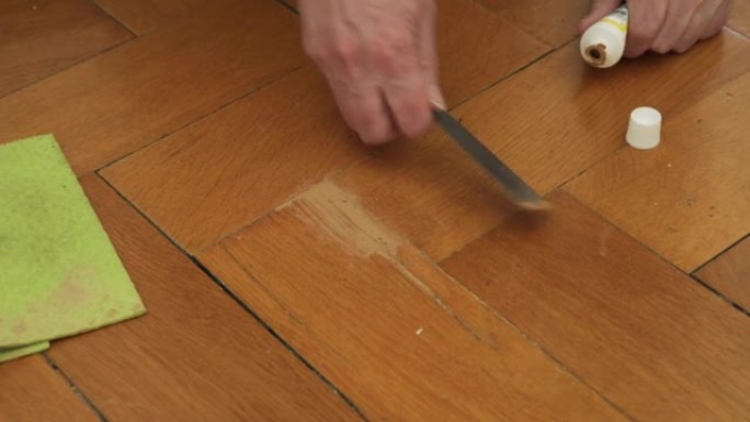 成熟的女人修理拼花地板