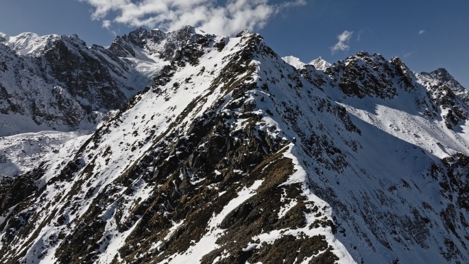 云南梅里雪山卡瓦格博巨大山体山脊线