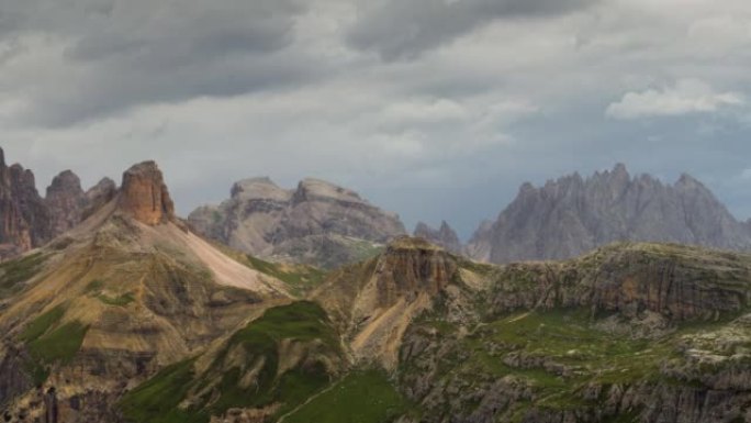 从多比亚科附近的兰德罗山谷 (Valle di Landro) 可以看到，在Tre Cime di 