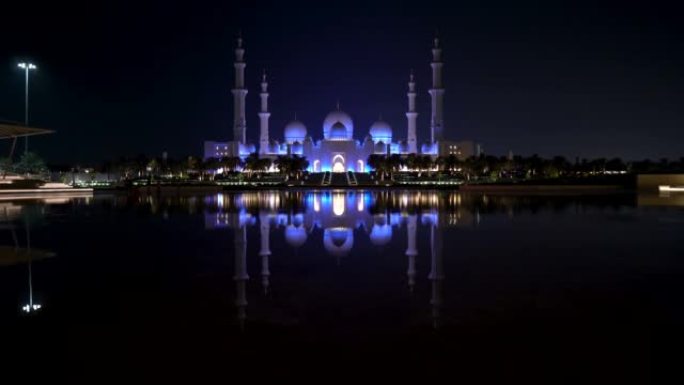 阿拉伯联合酋长国阿布扎比著名的大清真寺晚上在游泳池里倒影