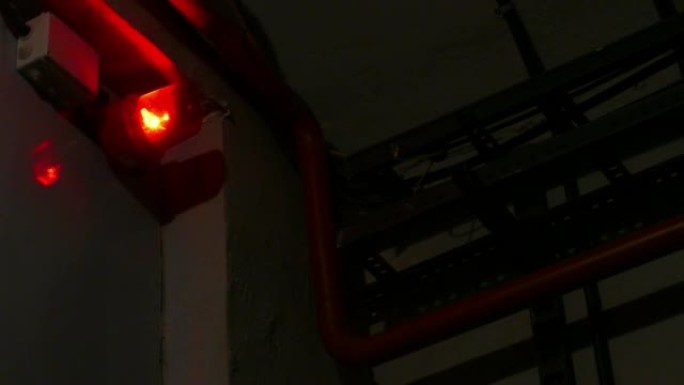 背景-隧道中的应急照明