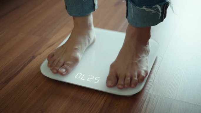 B卷-女人脚站立的体重秤，女性检查BMI体重减轻。赤脚测量身体脂肪超重