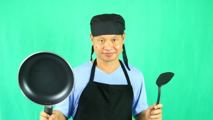 泰国厨师正在跳舞并拿着厨具