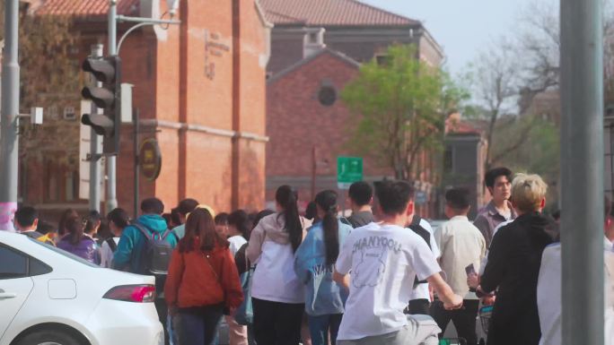 人潮汹涌的节日街道