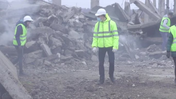 地震后救援服务的员工寻找受害者缓慢的莫