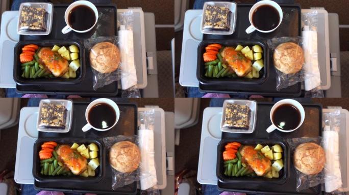 飞机上食物托盘的俯视图。