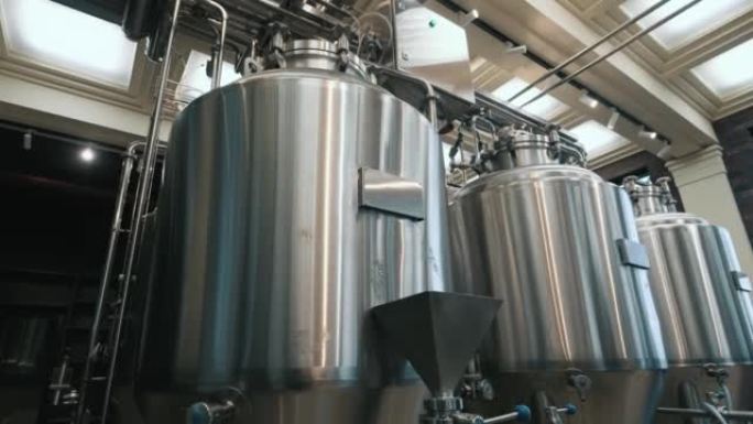 啤酒厂设备。酿造制造。啤酒发酵和熟化用圆钢储罐