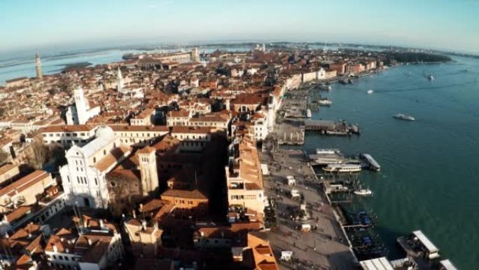 鸟瞰图的圣马克钟楼和威尼斯美丽的威尼斯泻湖