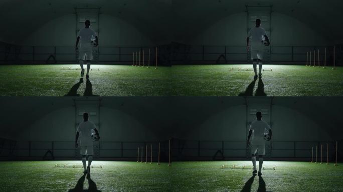 冷静的运动员带着足球在夜间在健身房散步，慢动作后视，未来的冠军
