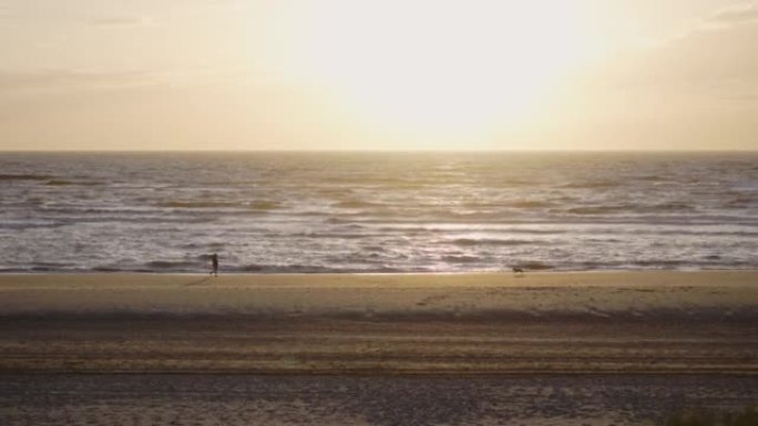 日落时Katwijk aan Zee的海滩