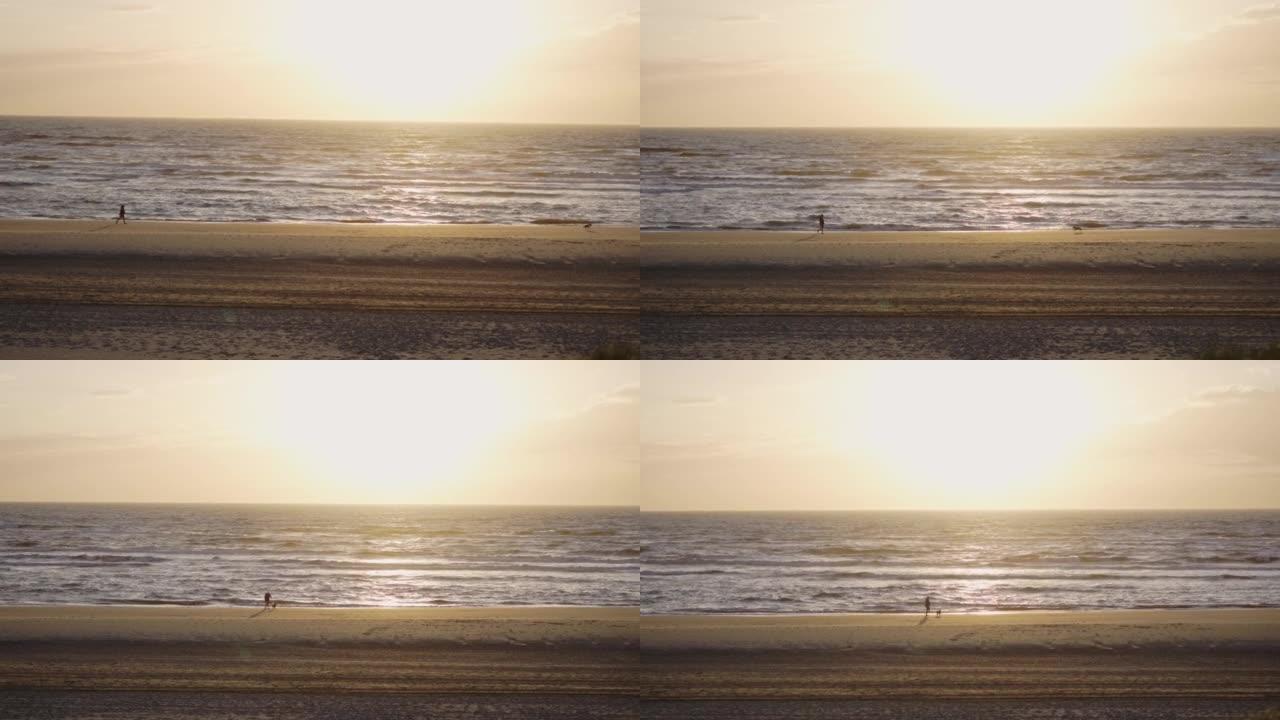 日落时Katwijk aan Zee的海滩