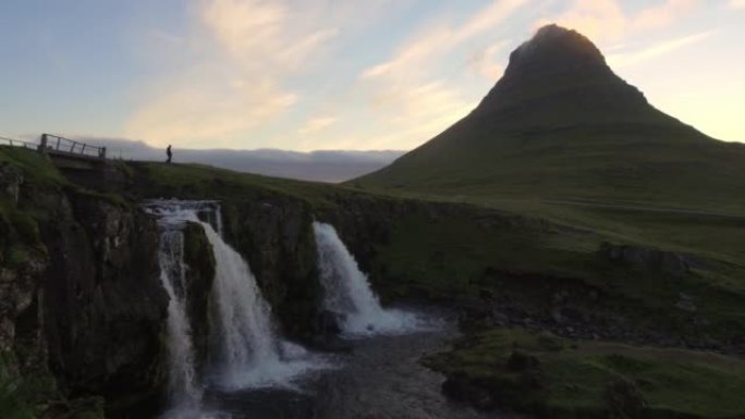 日出时冰岛柯克朱费尔山的日出场景